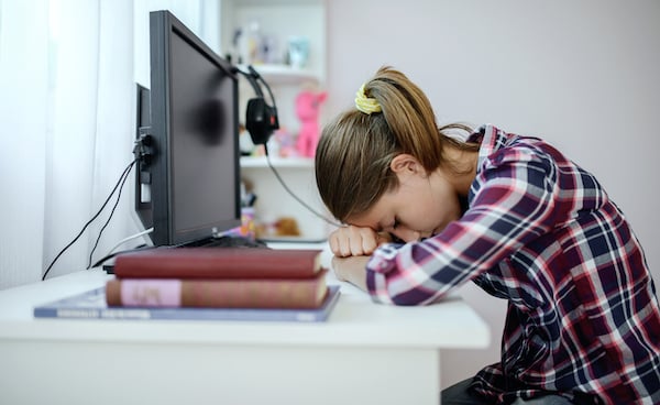 Lycéenne fatiguée qui manque de sommeil